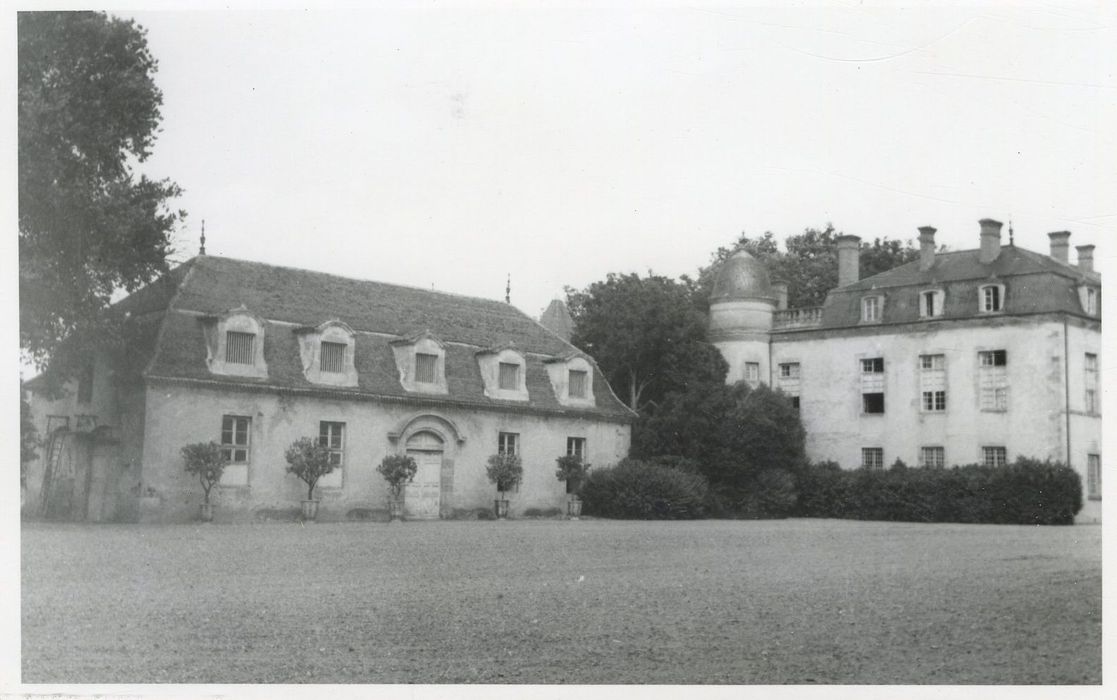 communs nord, façade sud sur la cour d’honneur