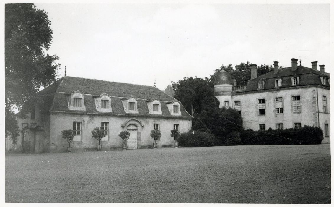 communs nord, façade sud sur la cour d’honneur