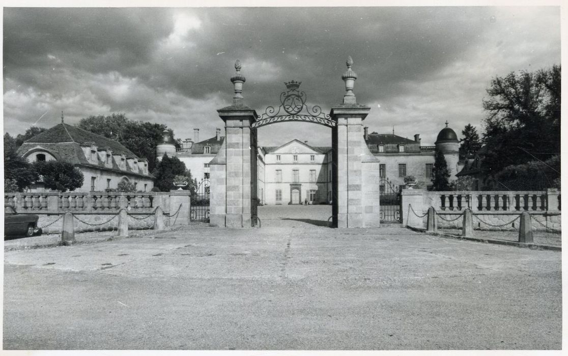 portail d’accès monumental ouest à la cour d’honneur