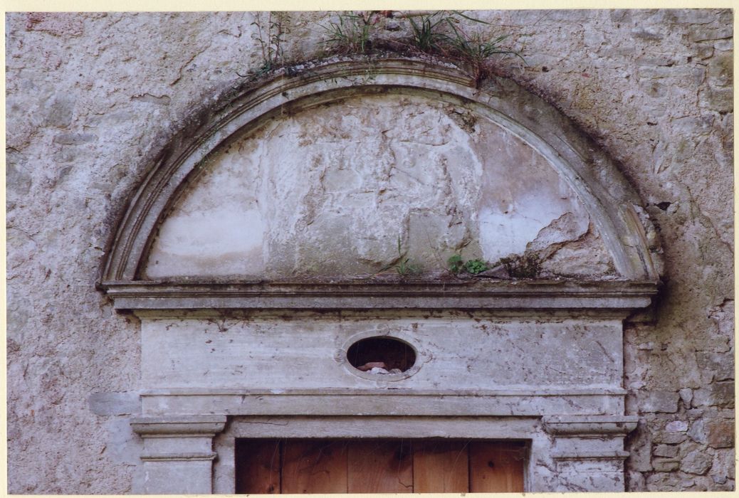 façade ouest de l’aile sur jardin, détail d’un fronton de porte