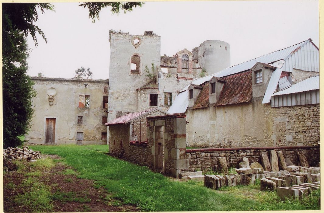 façade nord des cuisines et façade ouest du logis
