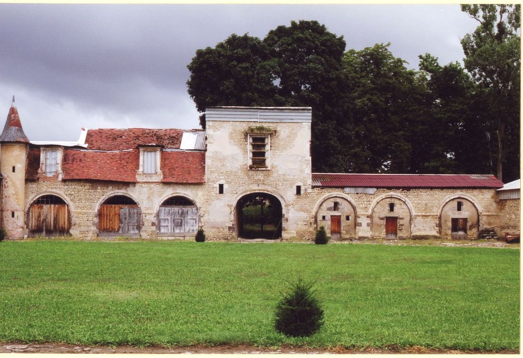 face est sur cour des communs ouest