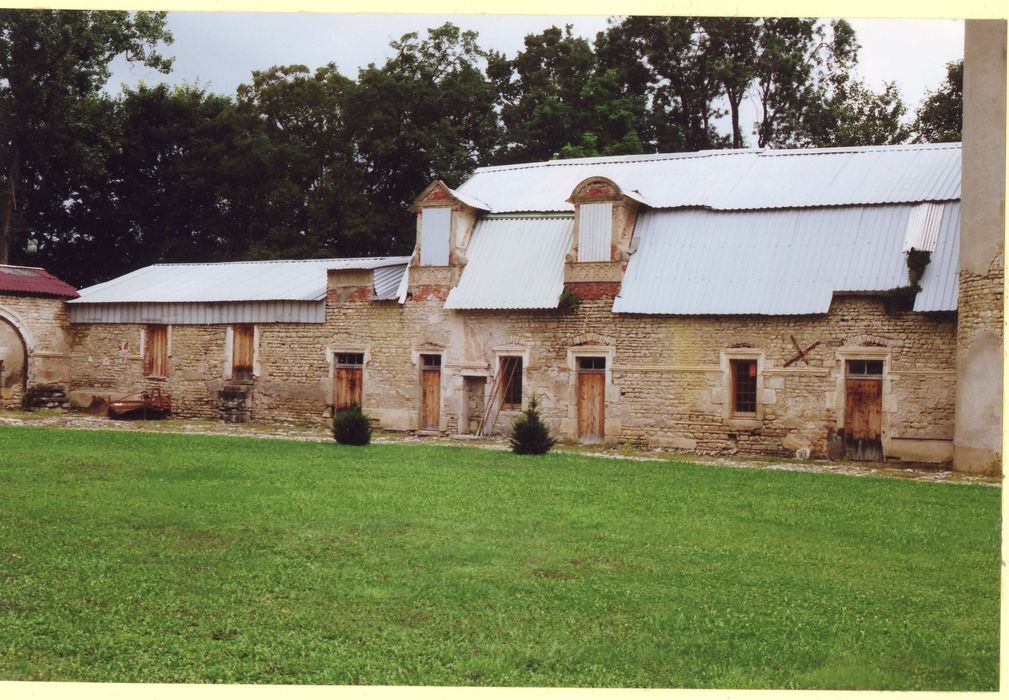face sud sur cour des communs nord-ouest