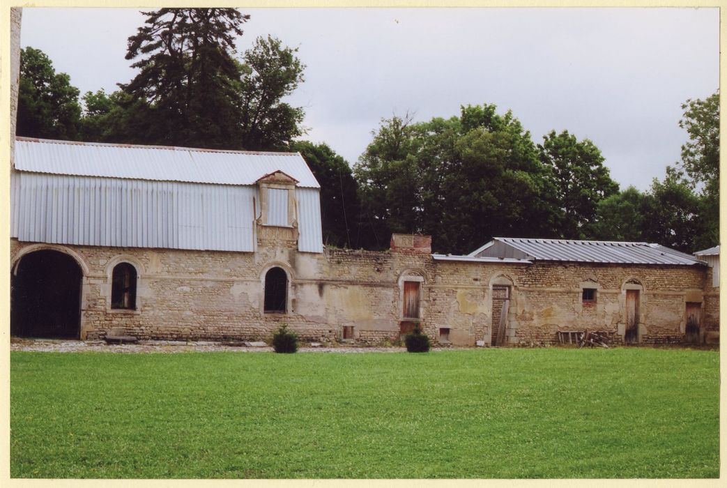 face sud sur cour des communs nord-est