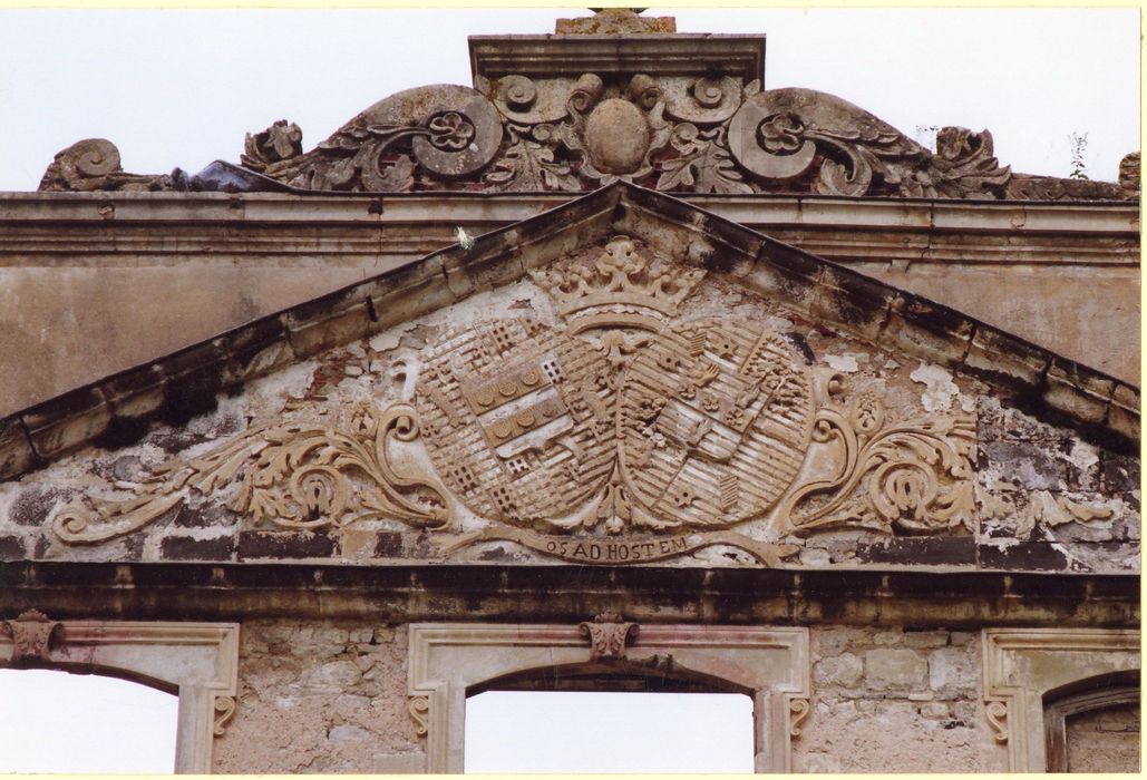 façade sud sur la cour d’honneur, détail du fronton armorié
