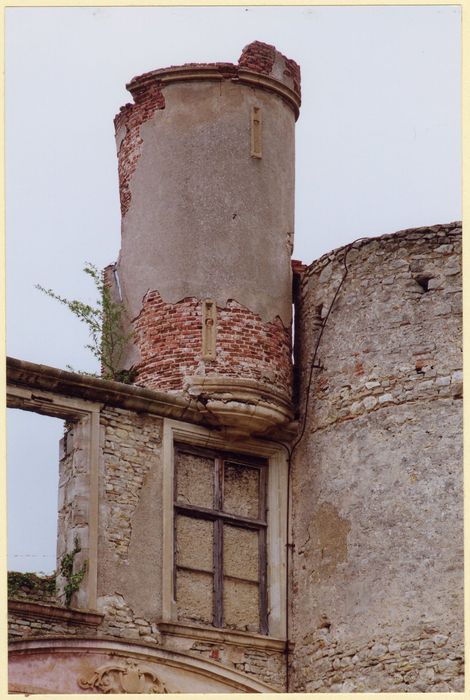 façade sud sur la cour d’honneur, détail d’une tourelle
