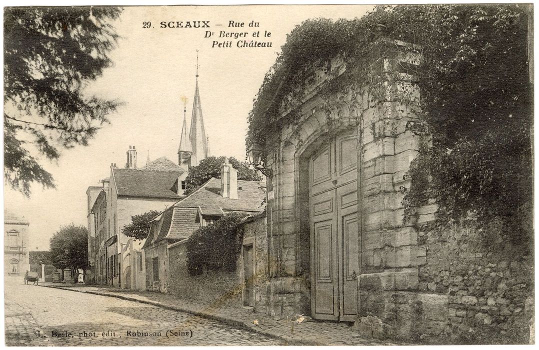 portail d’accès monumental au Petit Château