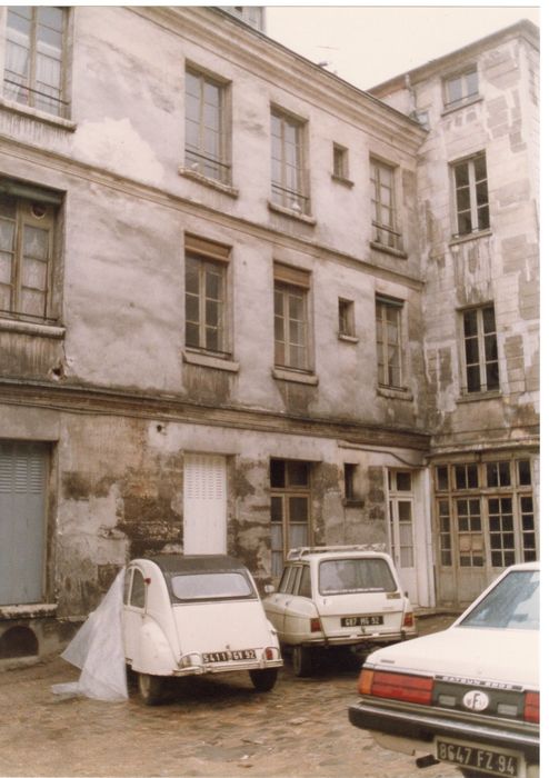 façades sur cour, vue partielle