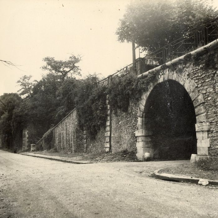 vestiges de la terrasse de l’ancien château
