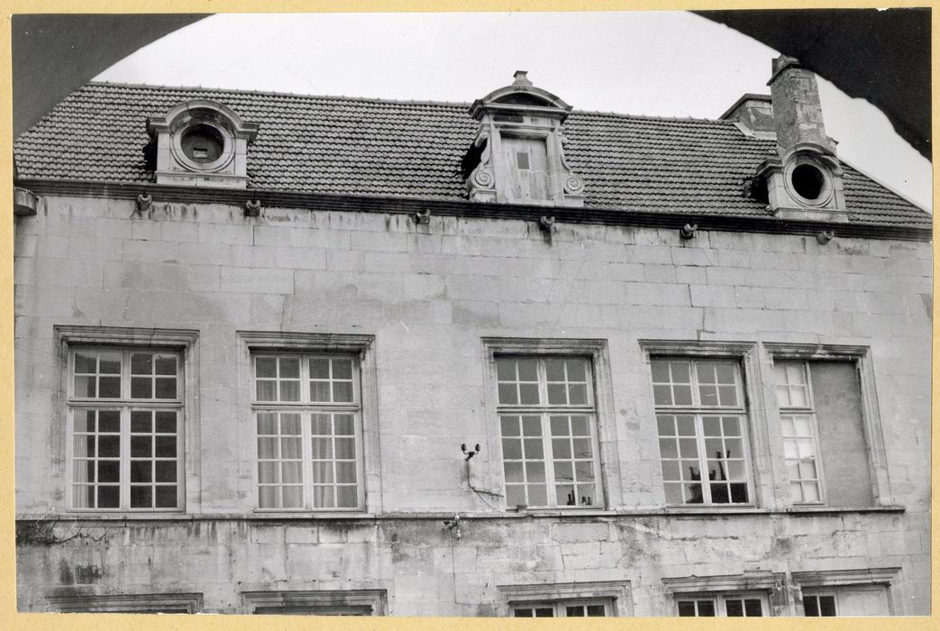 façade sud sur la cour intérieure, vue partielle