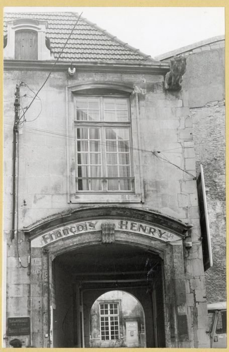 façade sud sur rue, vue partielle