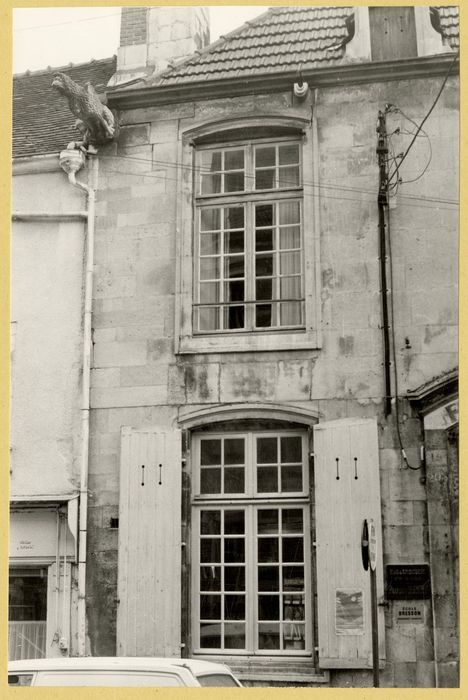 façade sud sur rue, vue partielle