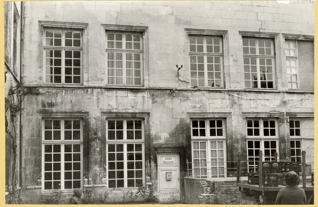façade sud sur rue, vue partielle