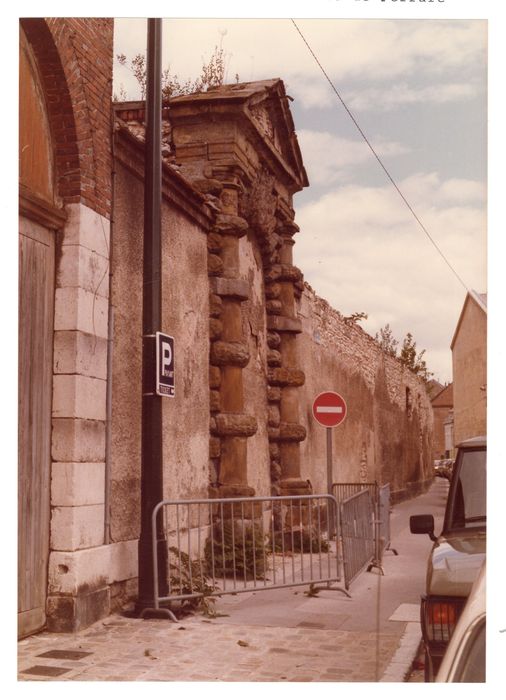 portail monumental du 16e siècle d’accès sur rue