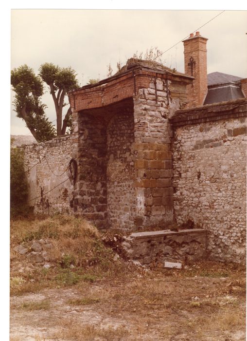 portail monumental du 16e siècle d’accès sur rue, élévation interne