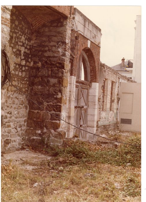 portail monumental de 1850 d’accès sur rue, élévation interne