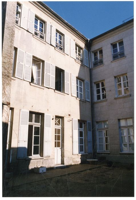 façades sud-ouest et nord-ouest sur cour, vue partielle