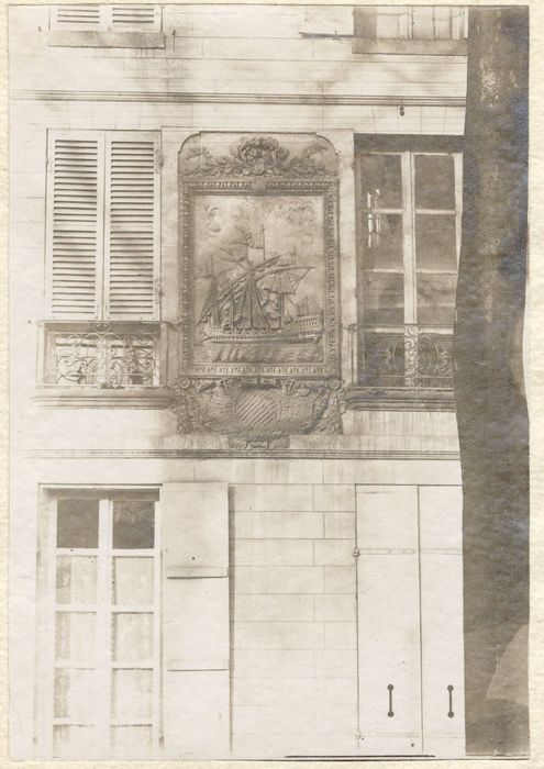 façade sur rue, détail du bas-relief