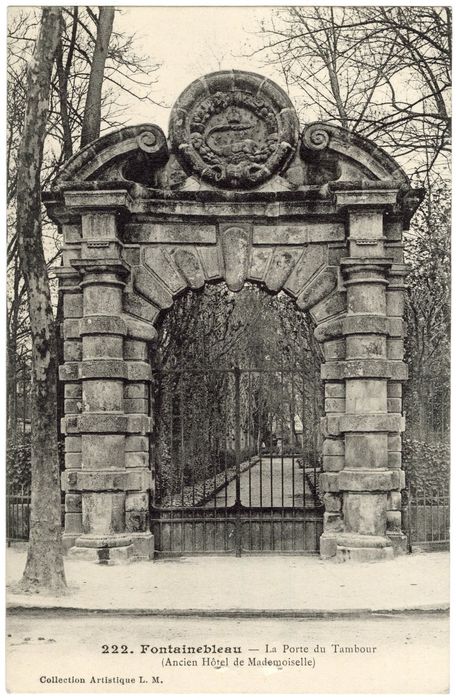 portail monumental d’accès sur rue