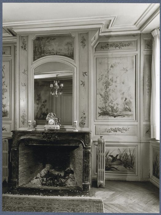 un des salons du rez-de-chaussée, vue partielle des lambris de revêtement