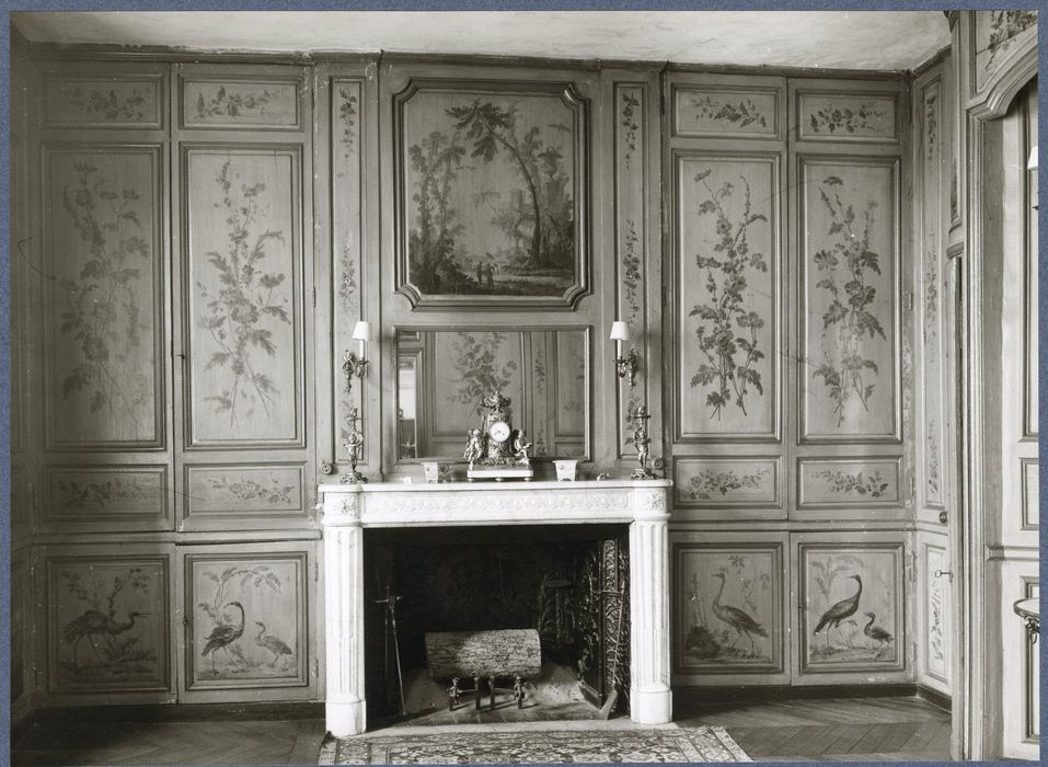 un des salons du rez-de-chaussée, vue partielle des lambris de revêtement