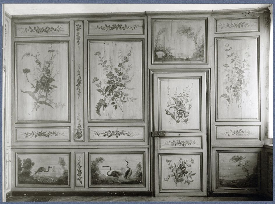 un des salons du rez-de-chaussée, vue partielle des lambris de revêtement