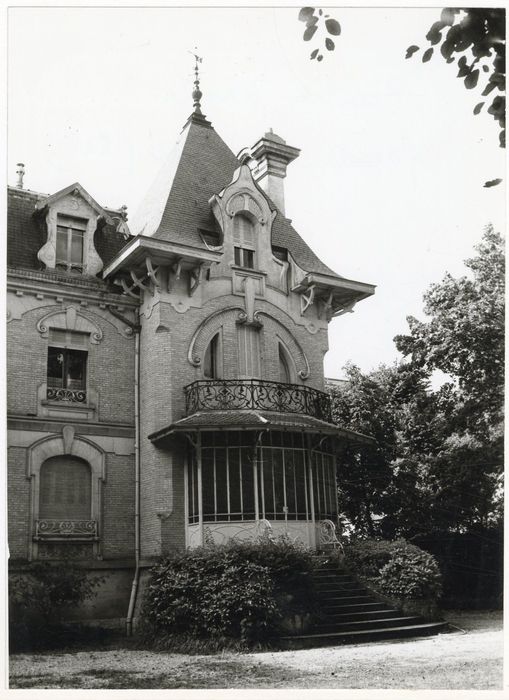 façade sud-est, vue partielle