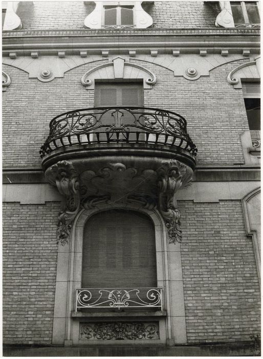 façade sud-est, détail du balcon de la travée centrale