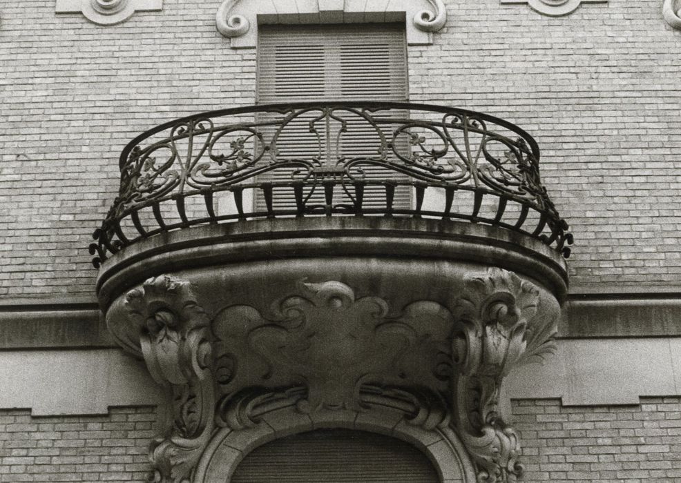 façade sud-est, détail du balcon de la travée centrale