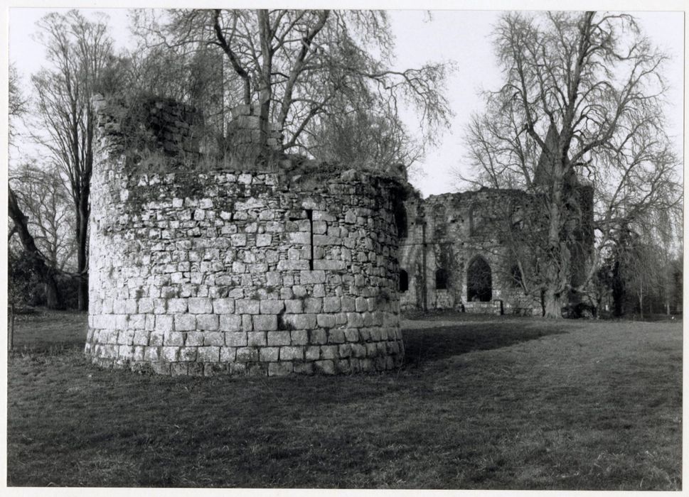 vestiges de la tour sud-ouest