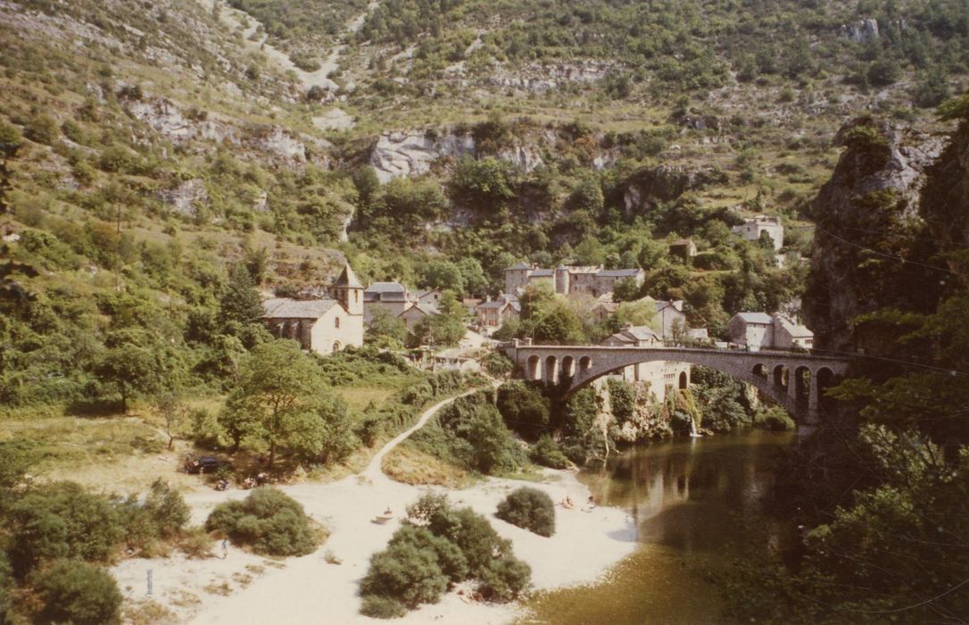 vue générale de l’église dans son environnement depuis le Nord-Ouest