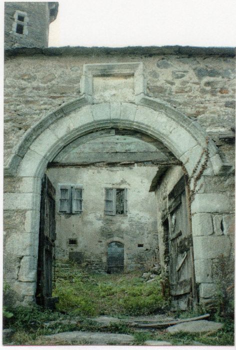 portail d’accès à la cour intérieure (photocopie numérisée)