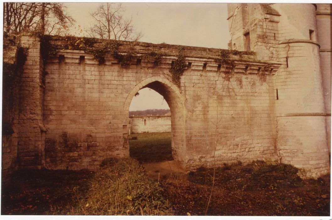 mur d’enceinte entre le donjon et la salle Saint-Louis, élévation est
