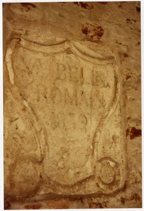 mur extérieur sud, détail d’un cartouche portant millésime