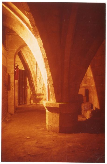 caves, pilier central