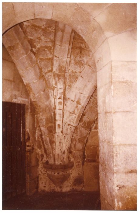 caves, détail d’un culot de retombée des voûtes