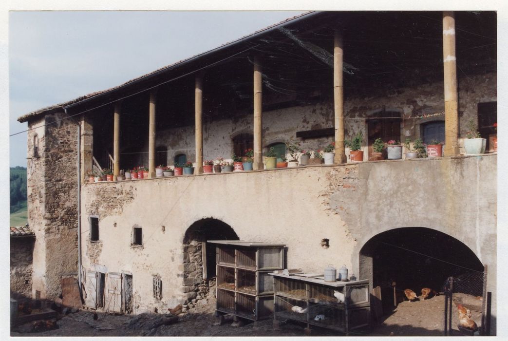 logis, façade est sur cour