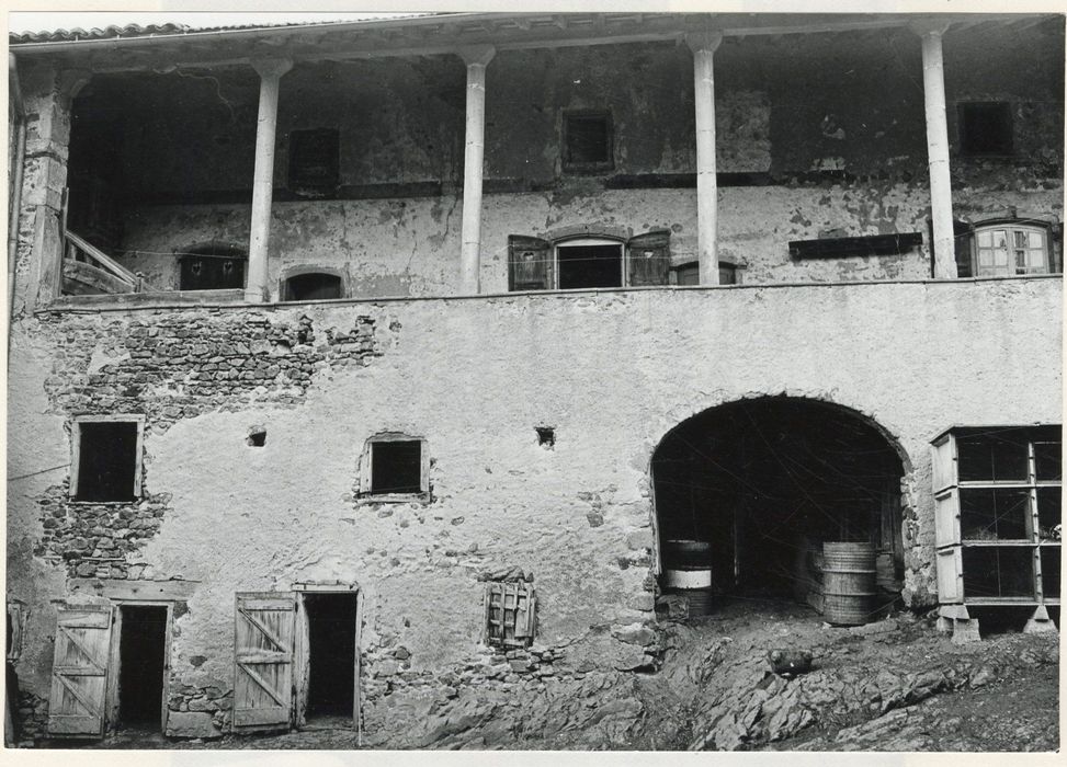 logis, façade est sur cour