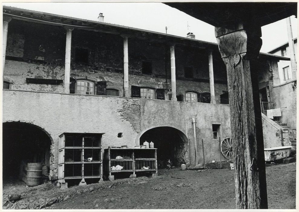 logis, façade est sur cour
