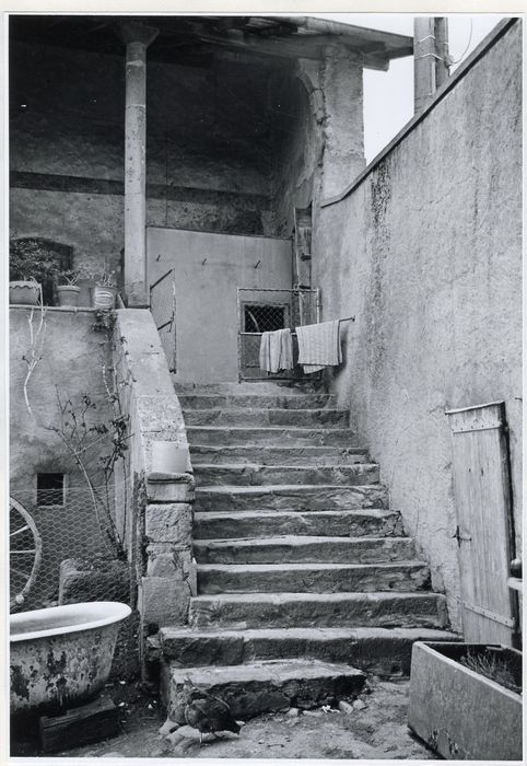 logis, façade est sur cour, escalier d’accès