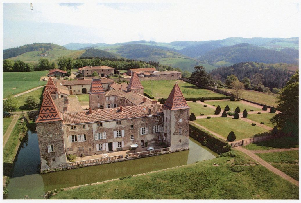 vue aérienne des bâtiments dans leur environnement en direction du Nord-Est (photocopie numérisée)