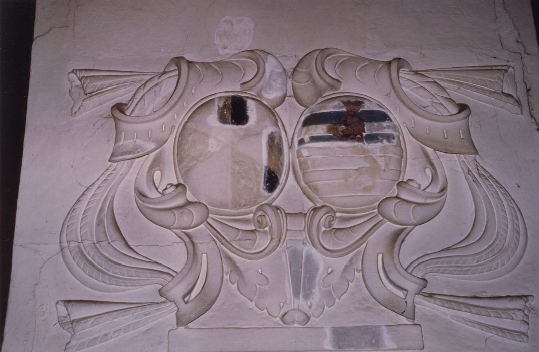 grande salle du 1er étage, détail de la cheminée armoriée aux armes de Timoléon de Maugiron et de Jeanne de Sassenage
