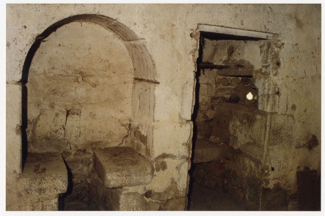 rez-de-chaussée, tour nord-est, niche et latrines