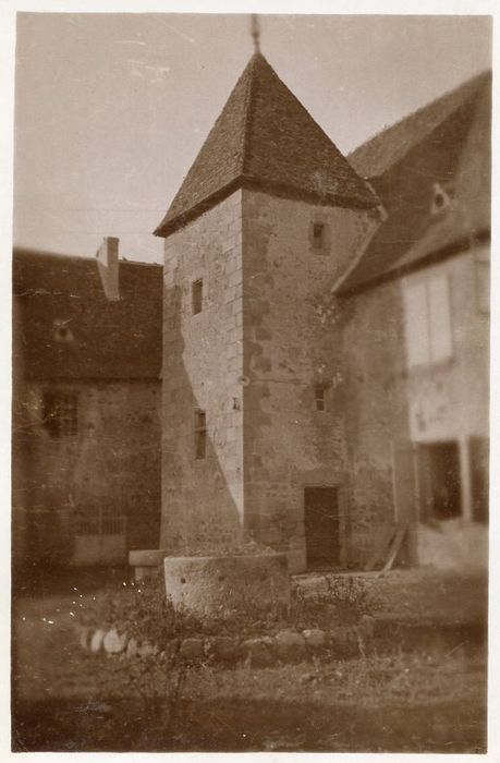 aile nord, façade sur cour, tour d’escalier