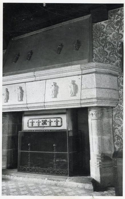 1er étage, chambre nord, cheminée monumentale