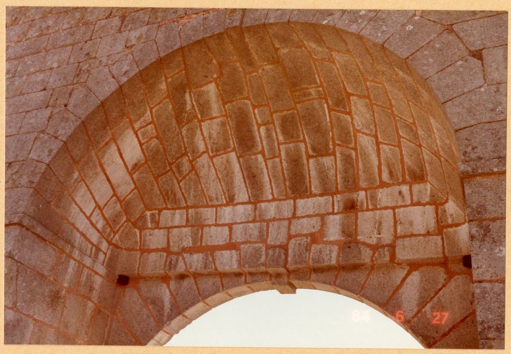 porche fortifiée, élévation sud-ouest, détail des maçonneries