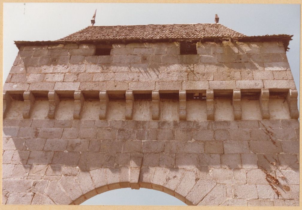 porche fortifiée, élévation nord-est, vue partielle