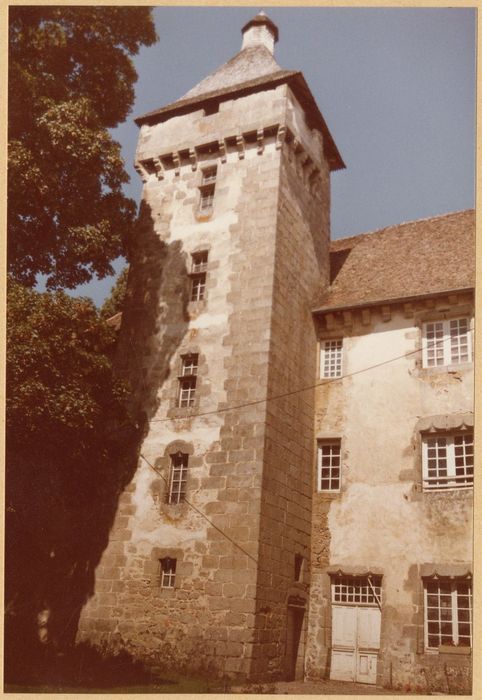logis, façade sud-est, tour d’escalier