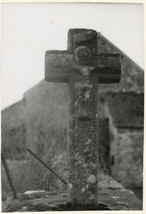 croix face à l’église à l’ouest