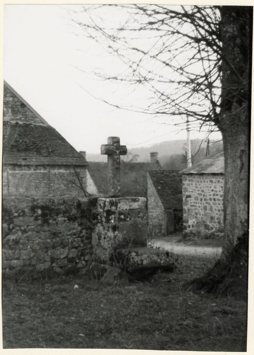 croix face à l’église à l’ouest